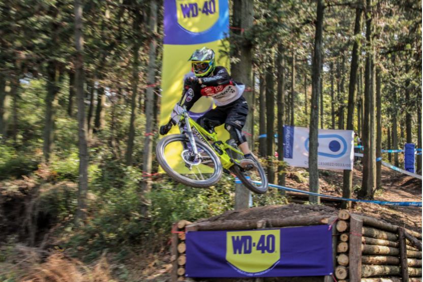 自行车赛道需要戴头盔吗_自行车xc赛道_自行车赛道宣传标识