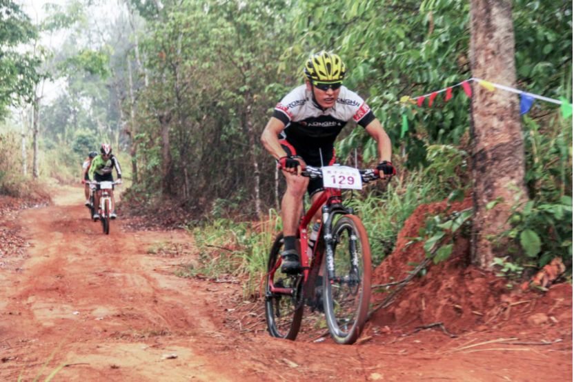 自行车赛道需要戴头盔吗_自行车赛道宣传标识_自行车xc赛道