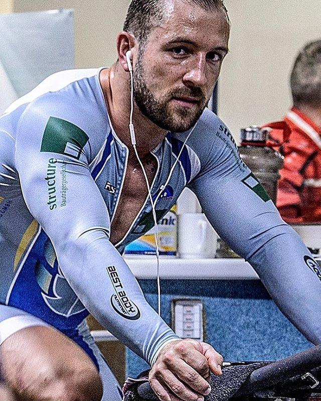 半岛·BOB官方网站 自行车运动员大腿粗达76cm，深蹲300公斤，这才是最强肌肉腿王