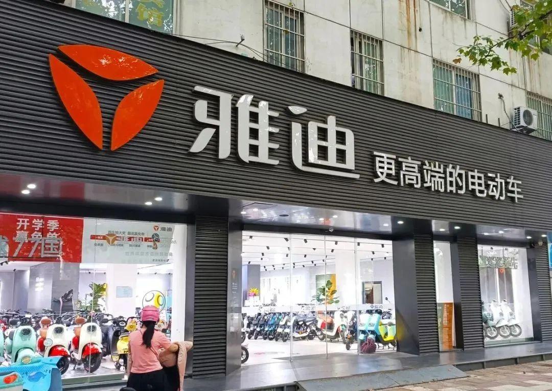 绿能电动车创始人_绿能电动车宣传片_绿能最新电动车代言人