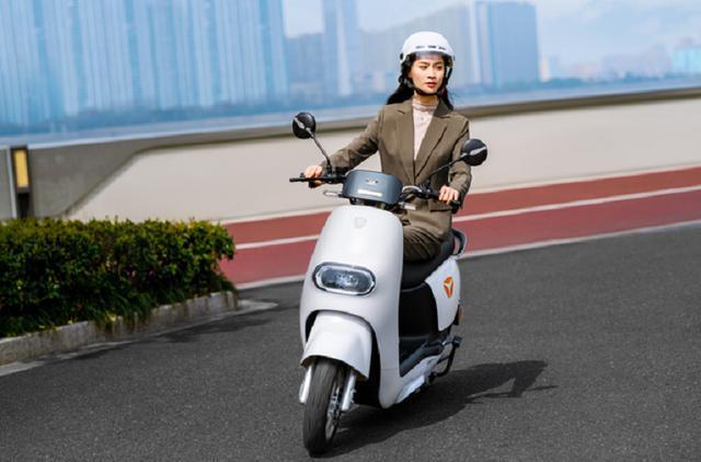雅迪、爱玛推出新款两轮电动车，一次充电，续航最高能到300公里-有驾