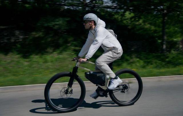 雅迪、爱玛推出新款两轮电动车，一次充电，续航最高能到300公里-有驾