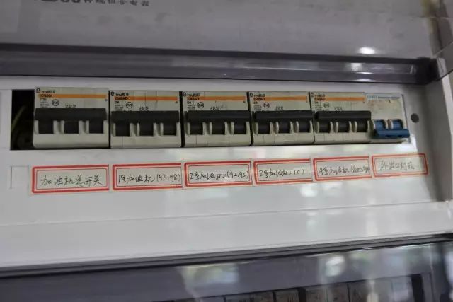 加油的打火机怎么用_加油正确打火机方法图解_打火机加油正确方法