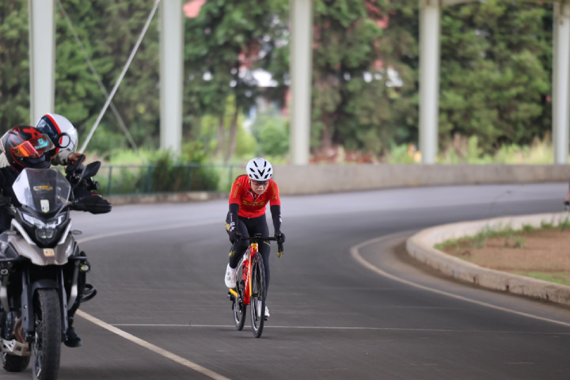 自行车运动员训练视频_女自行车运动员_女子自行车运动