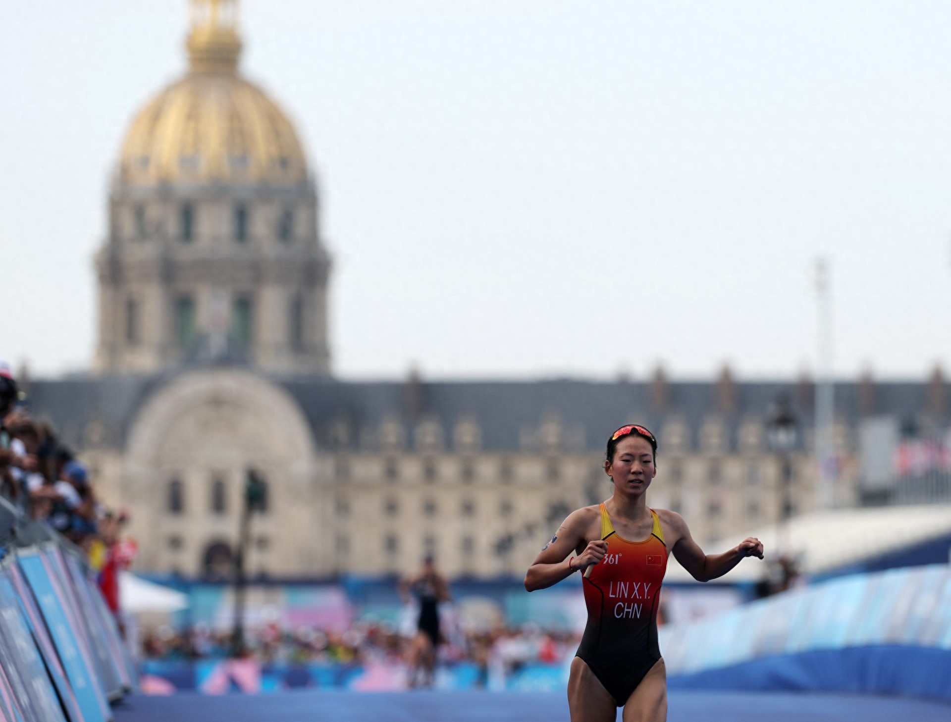 自行车女子运动员_女自行车运动员_骑自行车的女运动员