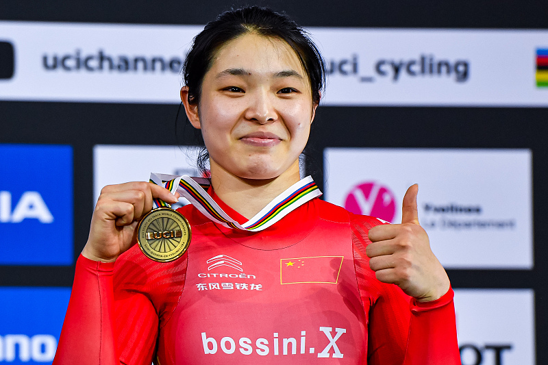 骑自行车的女运动员_女自行车运动员_女子自行车运动