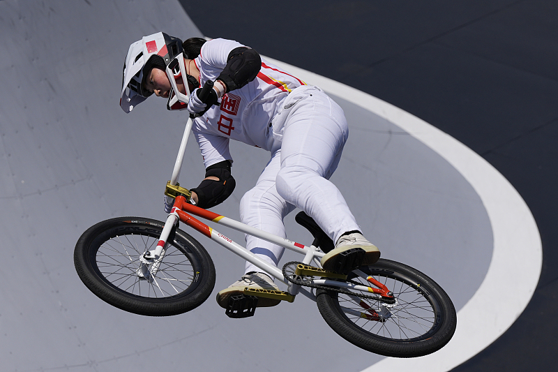 骑自行车的女运动员_女自行车运动员_女子自行车运动