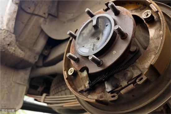 汽车鼓刹往那边调是紧_汽车鼓刹调松紧的方向_鼓刹调整松紧