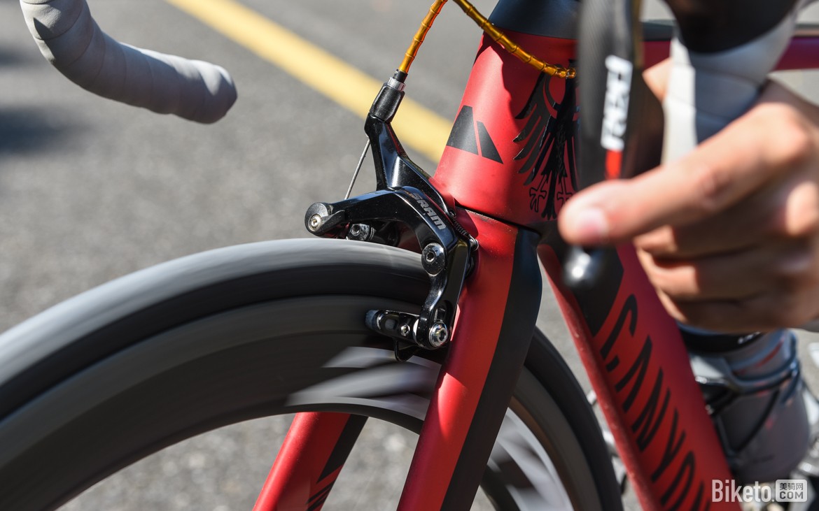 半岛·体育中国官方网 野生技师：在家更换刹车皮  简单操作让刹车满血复活