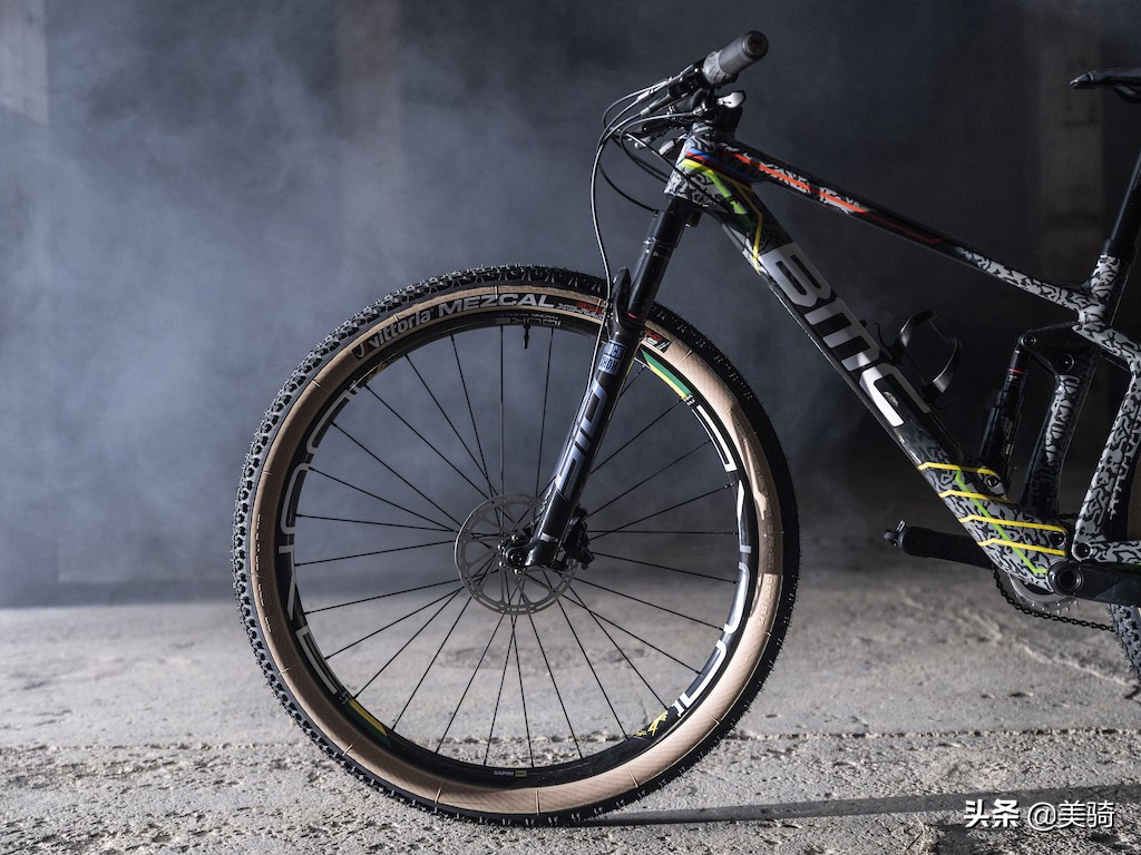 星空综合体育app下载 不一样的胶带彩虹涂装！世界冠军的BMC山地车