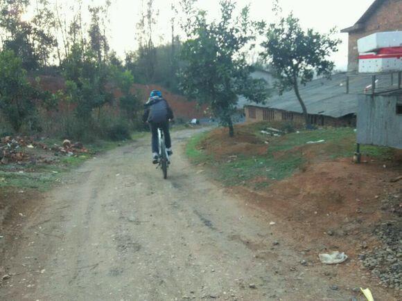 自行车前轮圈上xc是什么意思_自行车上的车轮是什么_自行车前车圈是什么