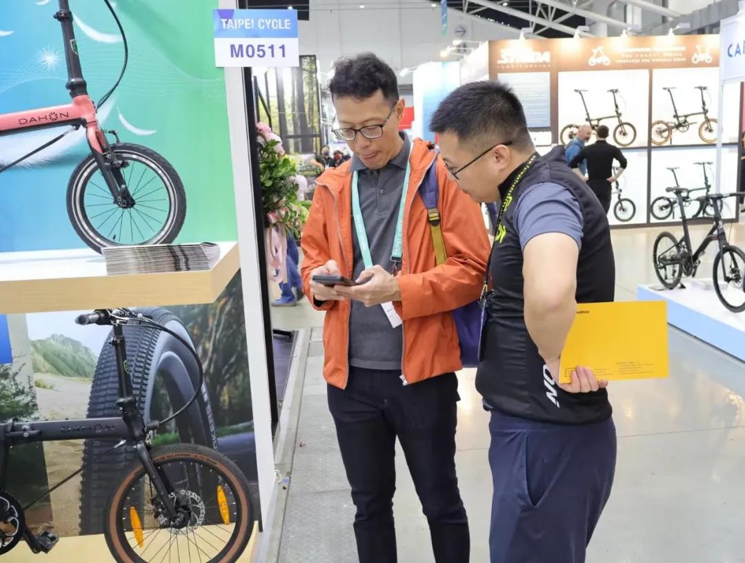 美国大行折叠车专卖店怎么样_2025台北国际自行车展 DAHON大行快车道技术_DAHON大行Vélodon A4公路车