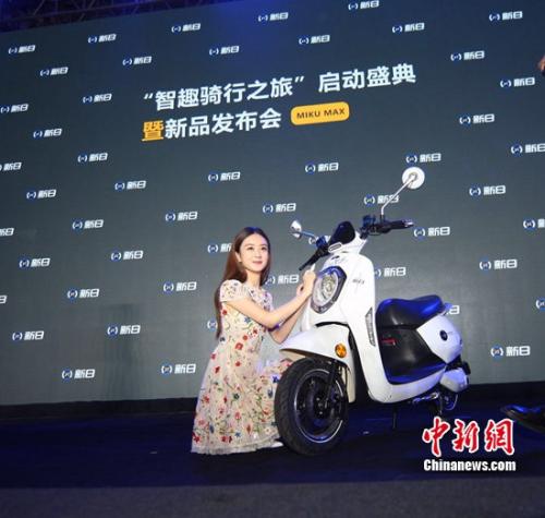 赵丽颖上台给新日晶致签名