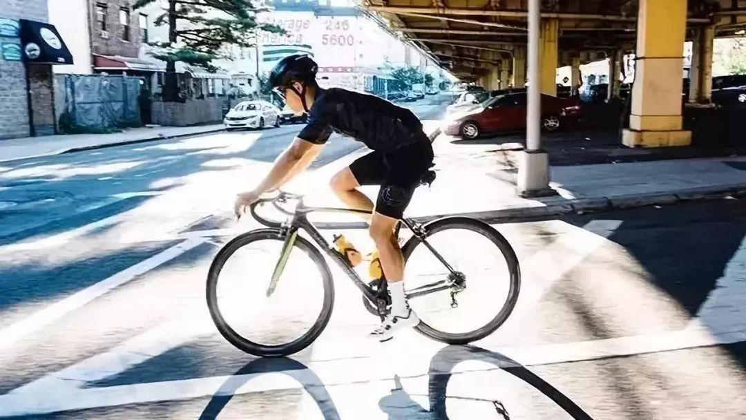 空中自行车运动_自行车燃脂_有氧运动怎么练习山地车