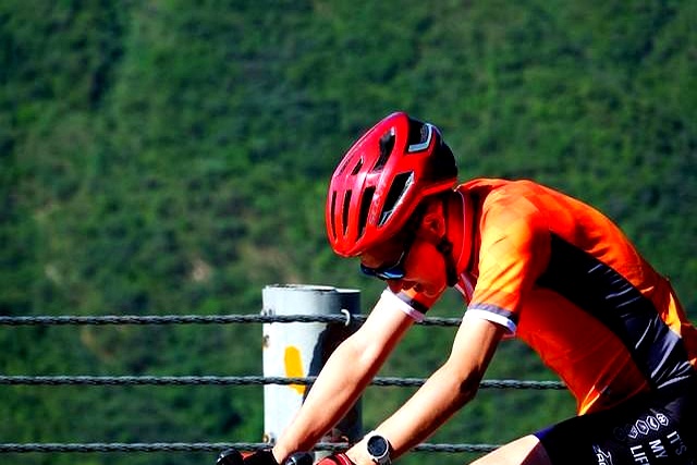 骑行安全_头盔选购_自行车运动员训练方法