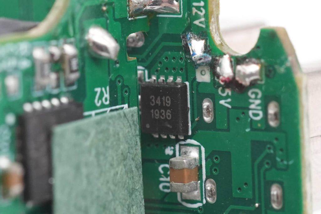 机乐堂车载蓝牙发射器拆解_智能蓝牙gps定位车充_机乐堂带线款多端口车载蓝牙发射器