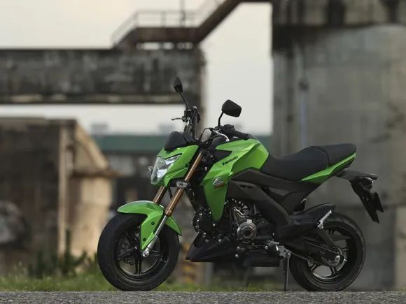 星空·综合体育官网入口 川崎迷你摩托车，前后碟刹配日清卡钳，座高为780mm，电喷供油