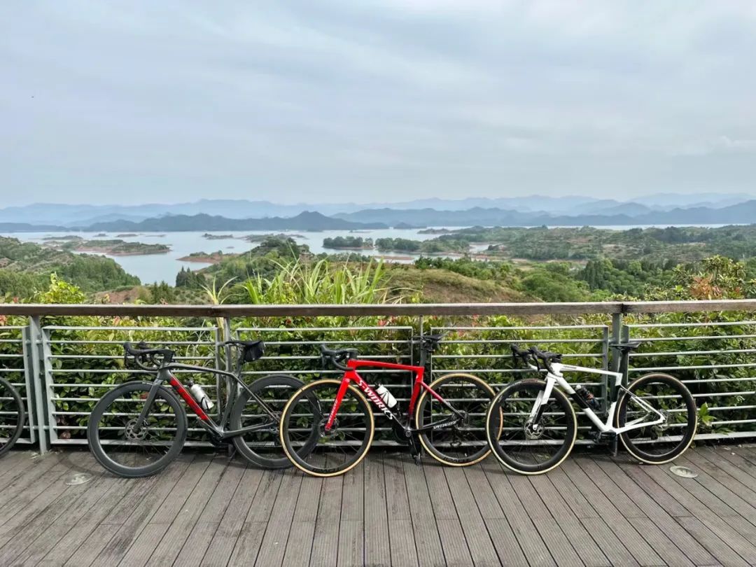 中年男性骑行运动_上海死飞自行车专卖店_山地车与公路车市场分析