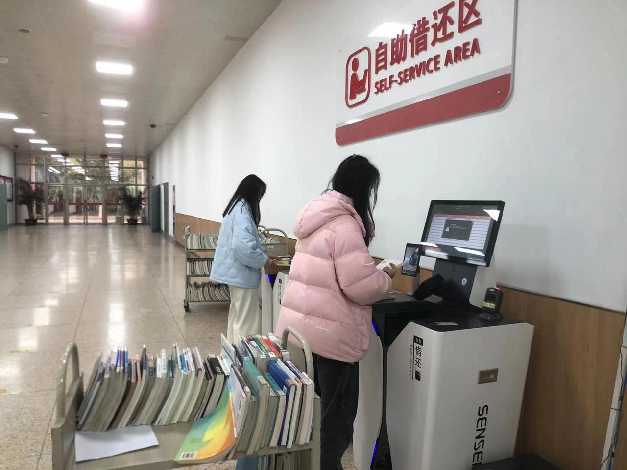 星空体育app下载入口 不仅能自助借还图书，还能预约座位——“智能图书馆”亮相宿迁学院