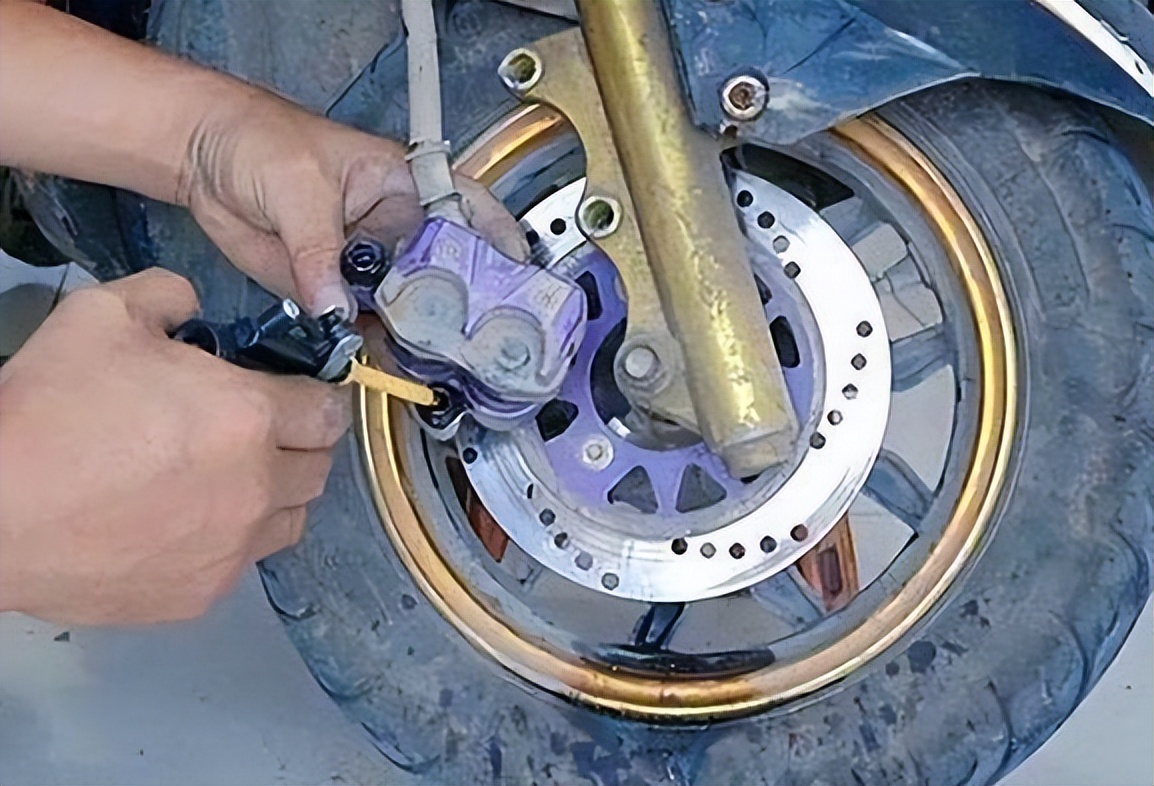 电动车刹车系统碟刹与鼓刹_电动车鼓刹图片_电动车前碟后鼓原因