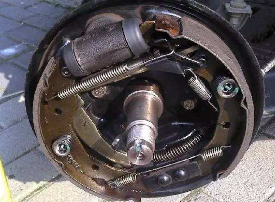 碟刹比鼓刹更强吗？为啥私家车追求碟刹，可大货车却只用鼓刹​