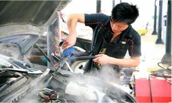 星空·综合体育官网入口 发动机上面油渍多？有什么危害，如何清洗？建议大家这样做