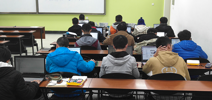 星空体育app下载入口 电子信息学院“恩智浦杯”全国大学生智能车竞赛第一次选拔顺利举办