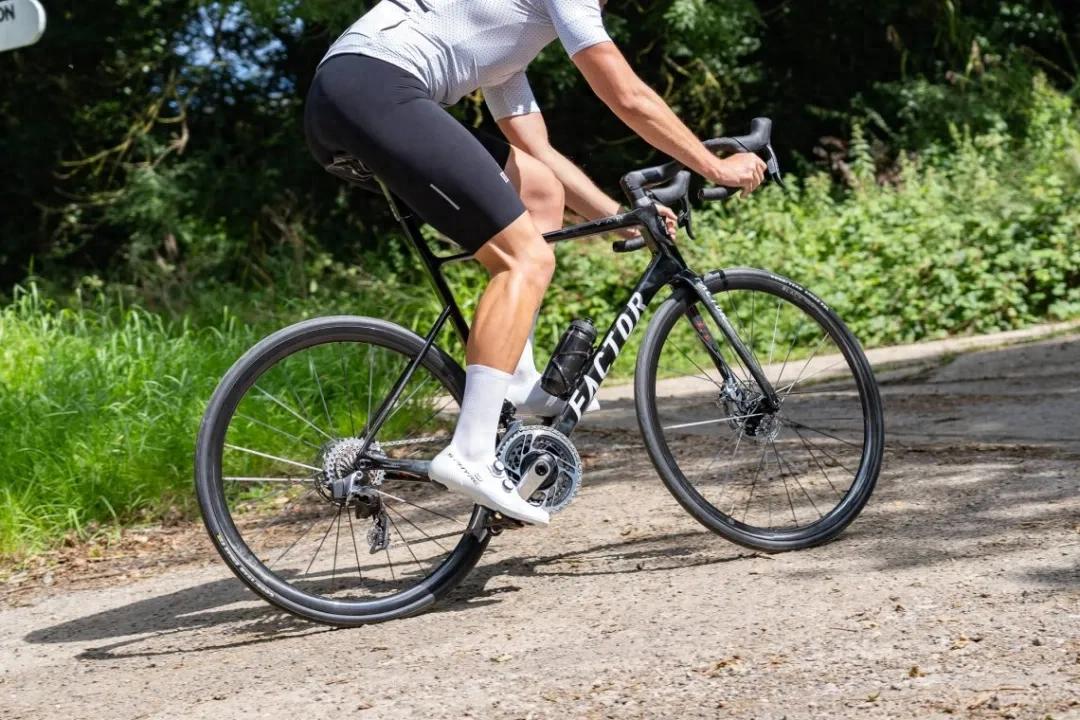 星空体育官方网站 2025 轻量化公路车终极指南：13 款实测车型跌破 6.8kg