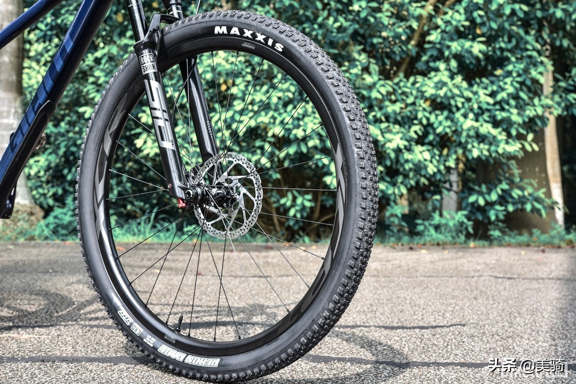 捷安特XTC Advanced SL 29 1评测_2025款捷安特750 白色_捷安特XTC系列硬尾山地车性能分析