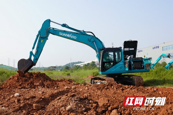 山河智能挖掘机价格查询_山河智能挖掘机操作教程_山河智能挖掘机提车作业