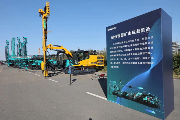 山河智能挖掘机操作教程_山河智能挖机报价表80_山河智能挖掘机提车作业