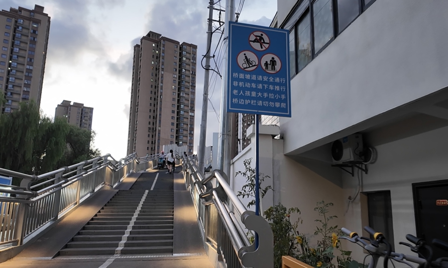 骑行者行人天桥冲突_浦东滨江自行车道_电动自行车天桥通行规定