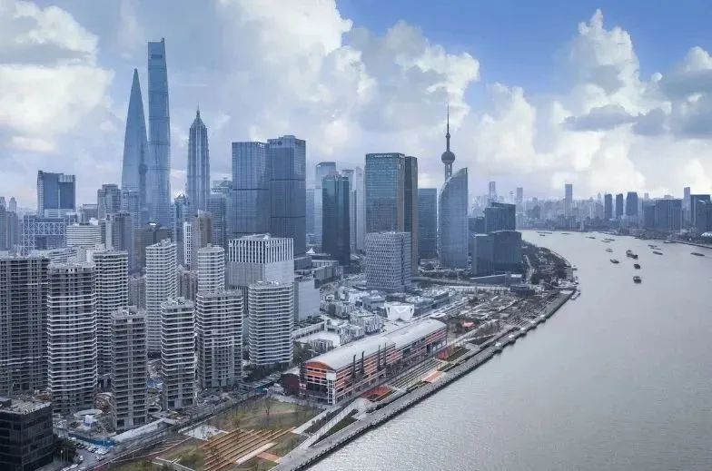 星空综合体育app下载 【行业资讯】骑行浦江，探访浦东滨江带，解锁“新质秀岸”与“世界客厅”的工业遗存