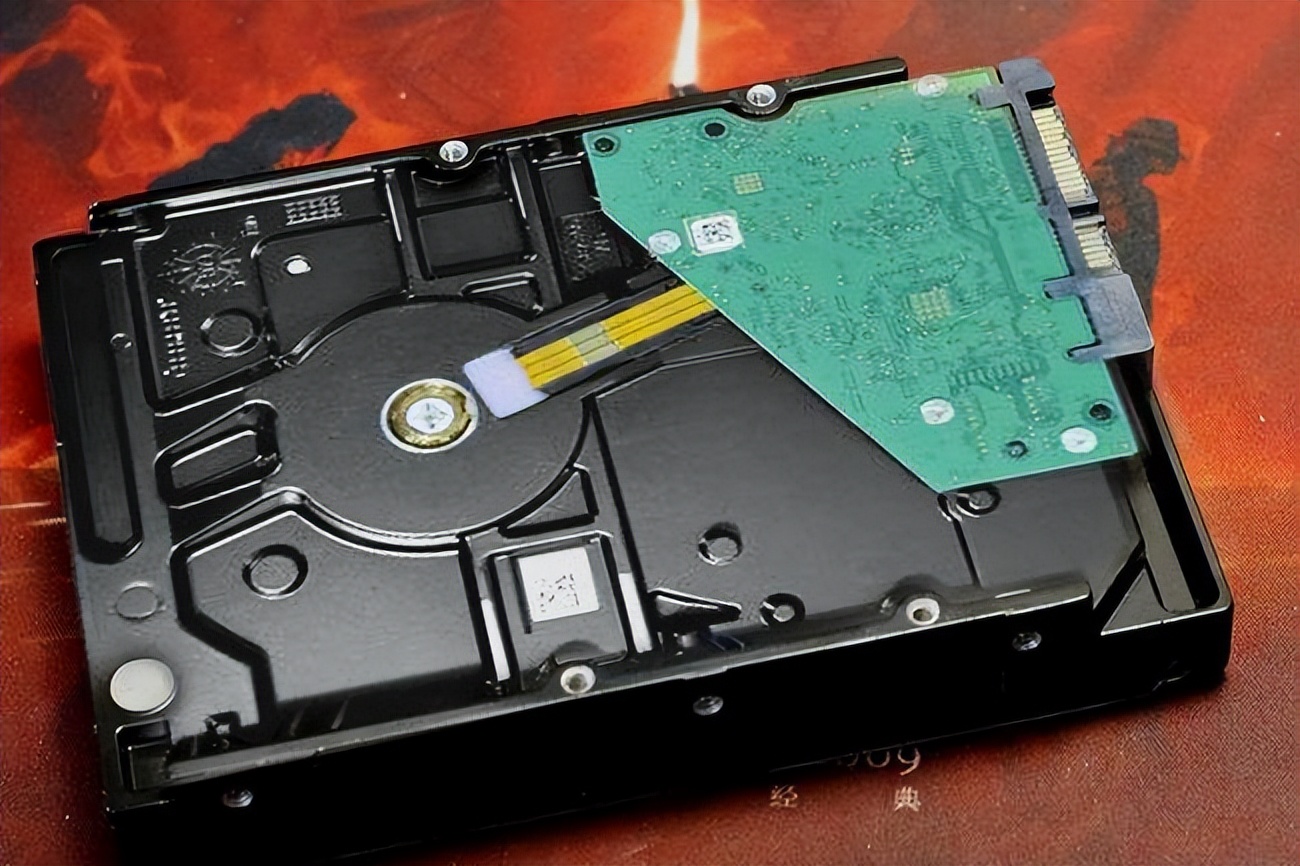 硬盘中有多张盘片_固态硬盘接口类型_机械硬盘样式