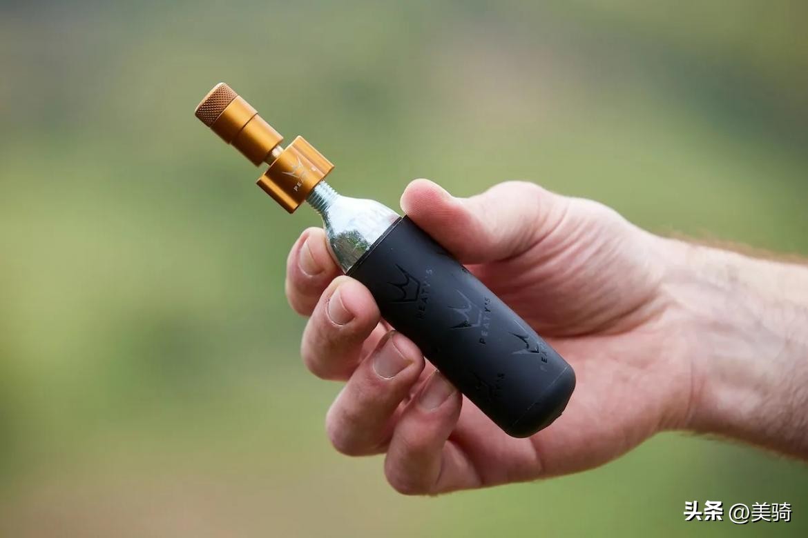 自行车前轮是什么_自行车前轮圈上xc是什么意思_自行车上的车轮是什么