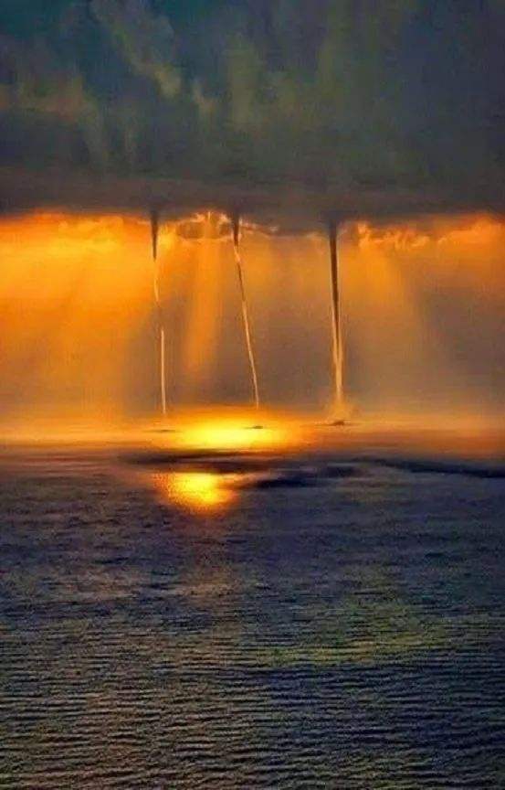 龙吸水奇观_美国六龙吸水事件_水龙卷和火龙卷图片