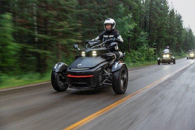 庞巴迪Can-Am Spyder F3公路摩托车系列，价格区间为299，800元-416，800元