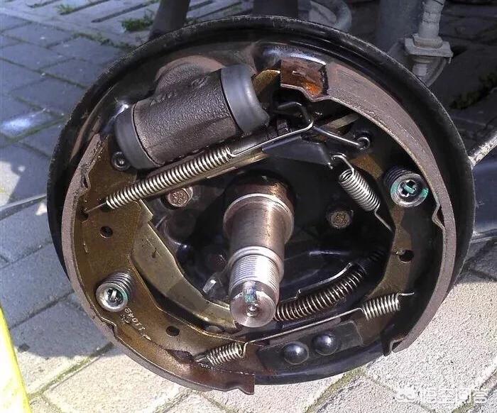 星空体育app官方下载 盘式刹车的优点:散热性能好，结构简单，外观也更好看！