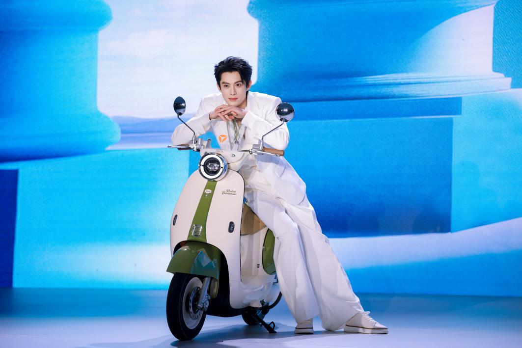 摩登高颜值10重安全守护王鹤棣代言_雅迪电动车最好看_雅迪摩登系列新款电动车
