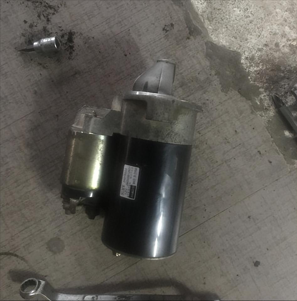 车辆启动电瓶故障_发动机飞轮齿圈_起动机碳刷磨损