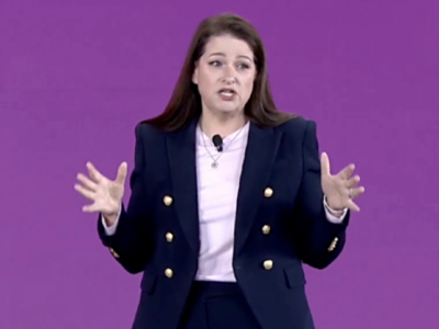 英特尔名为Michelle Johnston的人士表示，要凝聚力量于生态，实现共同赢利，加快人工智能个人计算机进入一个新的阶段 。