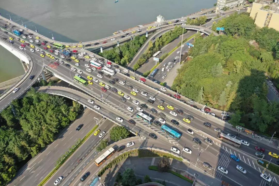 大疆御Mavic 2专业版评测_大疆御Mavic 2变焦版对比_mavic air适合新手