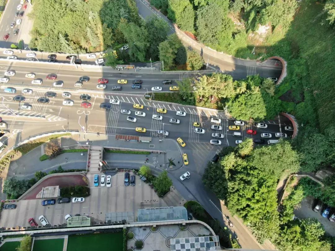 mavic air适合新手_大疆御Mavic 2变焦版对比_大疆御Mavic 2专业版评测