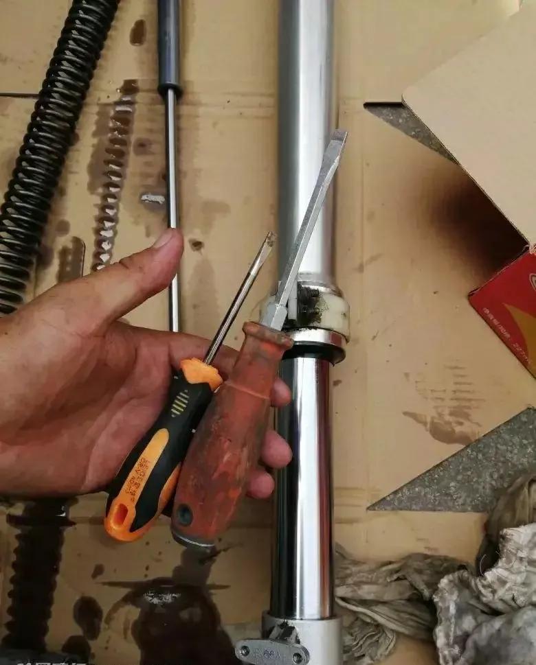 电动车前减震漏油维修_电动车减震漏油油封更换_弹簧前叉拆装