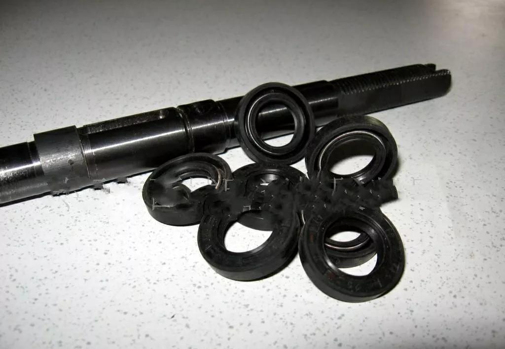 弹簧前叉拆装_电动车前减震漏油维修_电动车减震漏油油封更换