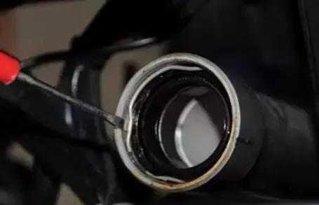 电动车减震漏油油封更换_弹簧前叉拆装_电动车前减震漏油维修